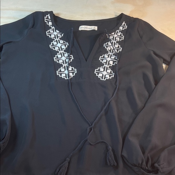 Abercrombie & Fitch Black v Neck Blouse with White Embroidery  Long Sleeve Sz XS - Picture 1 of 8